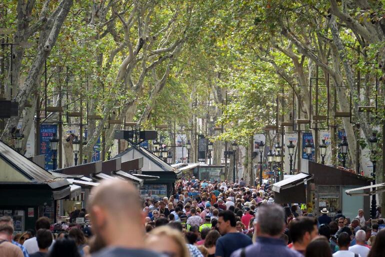  La avenida de las Ramblas en Barcelona, España, el 08/09/2017. En muchas ciudades los nativos han comenzado a rebelarse contra las crecientes masas de turistas. En muchas partes, el turista se ha convertido en fuente de malestar. La tolerencia está disminuyendo.