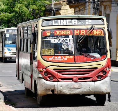Los buses chatarras continúan circulando por las calles de Asunción.