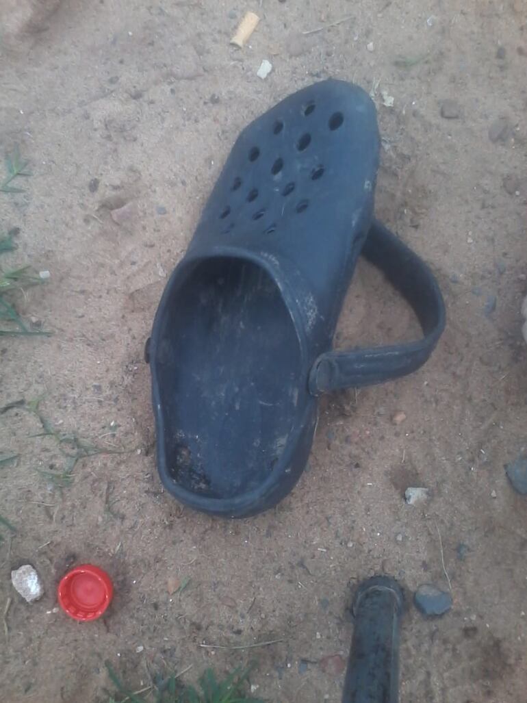 Hallan calzado de uno de los desaparecidos.