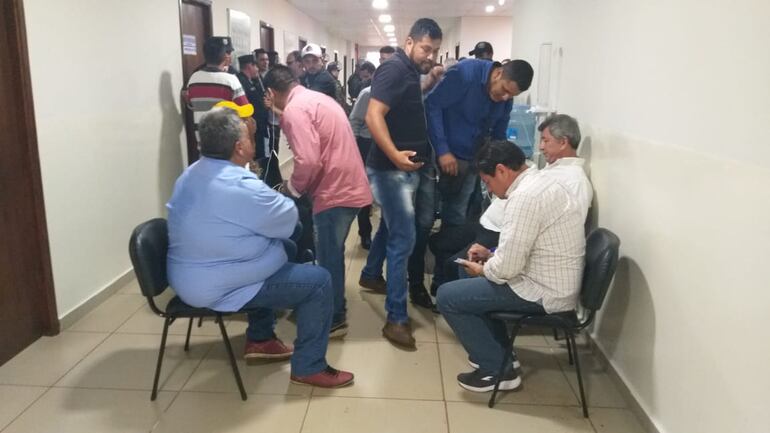 La sesión que se estaba realizando fue interrumpida. El diputado Robert Acevedo, hermano del intendente Josñé Carlos Acevedo, la calificó como "una sesión trucha".