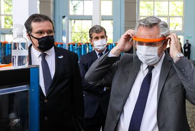 El presidente de Argentina, Alberto Fernández (d) avaló días atrás el beneficio de arresto domiciliario para los reclusos en grupos de riesgo.