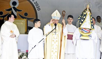 Monseñor Ricardo Valenzuela, en un momento de la misa que presidió ayer en Caacupé.