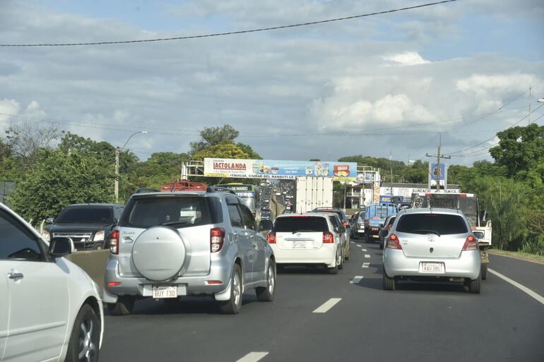 Tráfico pesado en la ruta PY02.