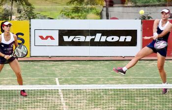 laura-calderini-e-ivana-larramendia-integrantes-del-seleccionado-nacional-de-padel-femenino-que-ayer-enfrento-a-su-similar-de-brasil-en-la-segunda-r-215725000000-1771527.jpg