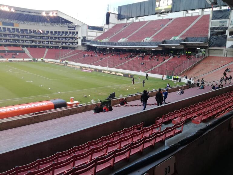 El estadio Casa Blanca donde a las 20:30 jugarán Liga y Olimpia por la Copa Libertadores.