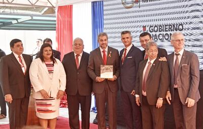 Mario Abdo (c) asistió ayer a la inauguración de la sede del Instituto Nacional de Cooperativismo (Incoop), en Asunción.