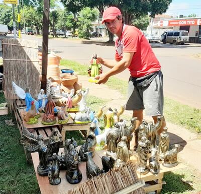 Delio Villamayor, artesano de Areguá, desde hace ocho años se traslada a Ciudad del Este para ofertar  pesebres y otros.