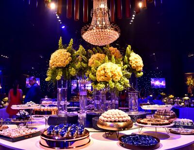 Arañas de cristal y mesas de dulces encargadas a una de las confiterías de mayor renombre de Asunción para el lujoso evento.