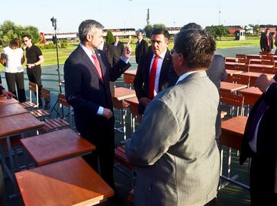 Luego del escándalo de los libros escolares, Mario Abdo (izq.) y Eduardo Petta (c), se mostraron ayer en el litoral del Palacio.