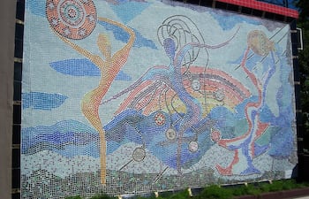 de-dia-el-sol-revela-las-formas-y-colores-del-mural-con-toda-intensidad-a-la-noche-luces-especiales-iluminan-la-obra-que-el-publico-puede-apreciarl-204223000000-1044726.jpg