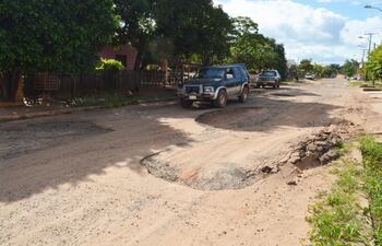 baches-de-distintos-tamanos-y-aguas-servidas-riegan-los-caminos-mientras-el-clan-rodriguez-se-preocupa-por-derrumbar-un-emblematico-mural--231548000000-1540930.jpg