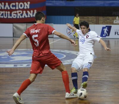 Iván González (5) de Afemec y Jorge Espinoza de Cerro Porteño serán protagonistas esta noche del juego semifinal de ida que disputarán ambos equipos en busca del pase a la gran final.
