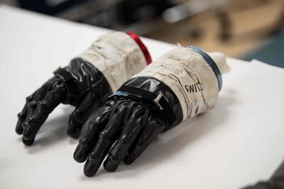 Los guantes de Michael Collins, piloto del Apolo 11, dentro del laboratorio de conservación del Museo del Aire y el Espacio.