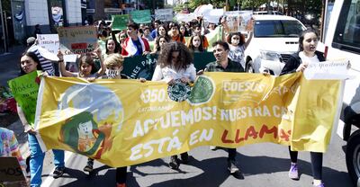 Jóvenes coparon ayer calle Palma, en víspera de su día, para reclamar una acción firme en esta crisis ambiental que afecta a Paraguay y el mundo. La protesta fue hasta la zona del Congreso.