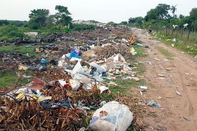 Desechos domiciliarios de todo tipo encontraron los fiscaliza-
dores durante la intervención del vertedero municipal de La Colmena. El sitio funciona sin licencia ambiental.