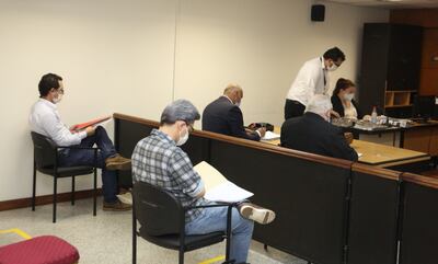 Los acusados Camilo Soares y Alfredo Guachiré en la sala de juicios orales, cumpliendo las medidas de prevención de coronavirus.