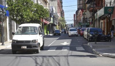 En Palma y Alberdi se vio a muchos automovilistas deteniéndose con luz de stop frente a una farmacia. También hubo motos en veredas y autos estacionados en franjas peatonales.