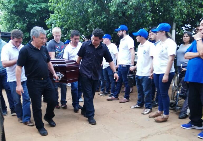 El sepelio de los restos mortales de Myriam Carballo y su hijo Luis García Carballo se realizó ayer de tarde en Villarrica.