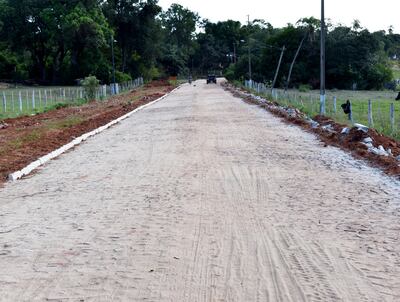 DC Ingenieria SA  realiza el empedrado de la vía en la zona de la compañía Cañada. Los lugareños expresaron preocupación por la falta de red desagüe pluvial.