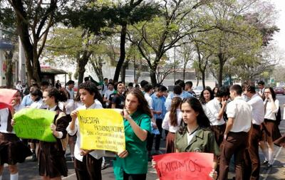 Alumnos del Colegio Técnico Nacional (CTN) se manifestaron ayer y cerraron una vía de la avenida Mariscal López apoyando la causa de la Fenaes. Para hoy se anuncian nuevas movilizaciones.
