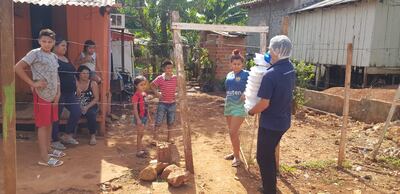 Los responsables de la firma llevan los alimentos hasta las casas de los alumnos.