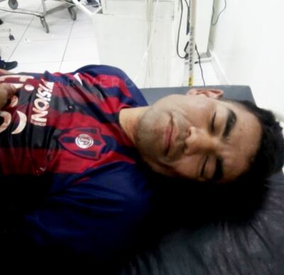 Richard “Pantera” Moray, herido en las extremidades superiores y acostado en una camilla en el Hospital de Trauma.