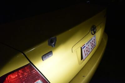 Sitio en donde recibió el taxi uno de los balazos.