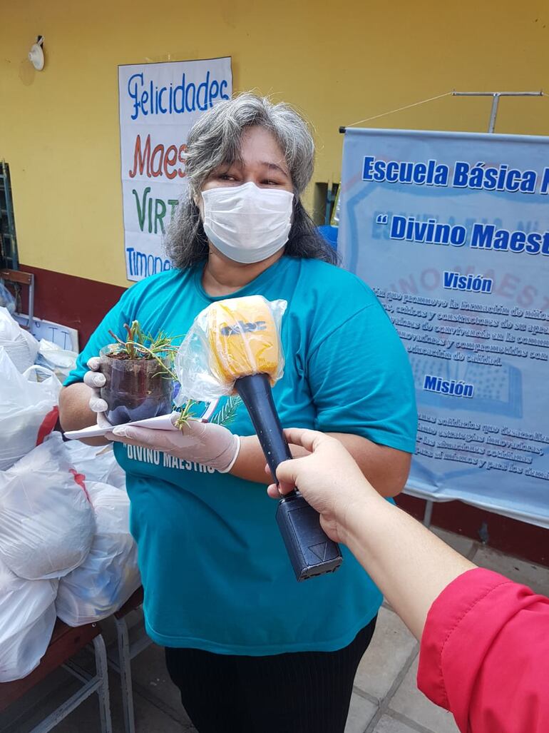 La profesora Gladys Ruiz Díaz, del 5° grado, recibió emocionada una plantita que le envió su alumnito.