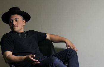 Julio Insfrán representará a Paraguay en el Festival Internacional de la Canción Punta del Este 2019. Fotografía que aparece en portada de la página oficial de Facebook del evento.