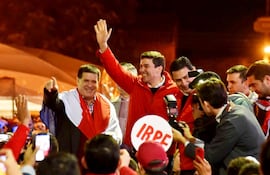 horacio-cartes-se-mostro-efusivo-anoche-con-su-precandidato-a-presidente-de-la-republica-por-el-oficialismo-santiago-pena-en-un-acto-en-la-seccional-230639000000-1594863.jpg