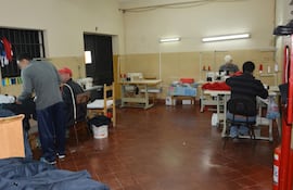 internos-de-la-unidad-penitenciaria-industrial-esperanza-en-el-taller-de-costura-al-menos-20-personas-de-la-poblacion-penal-resultaron-afectadas-por-02214000000-1703334.jpg