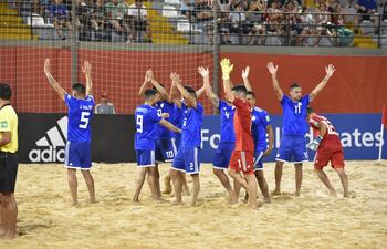 Los compatriotas saludando al público presente.