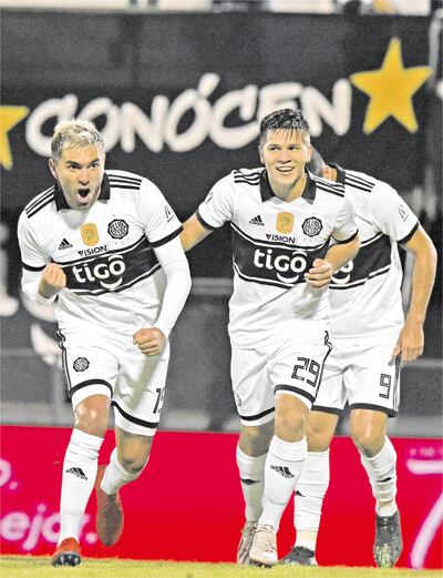 El cordillerano Jorge Miguel Ortega (28 años) celebra su décimo gol de la temporada en 18 partidos. Lo acompaña el juvenil Hugo Lorenzo Quintana (19).