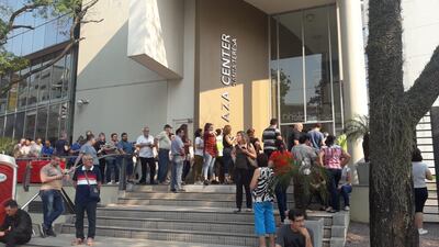 Argentinos votan en la sede del consulado en Asunción, hoy.