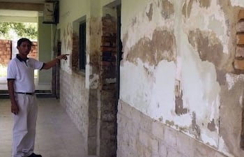 el-profesor-leonardo-lezcano-muestra-el-mal-estado-de-las-paredes-del-local-escolar--202839000000-521385.jpg