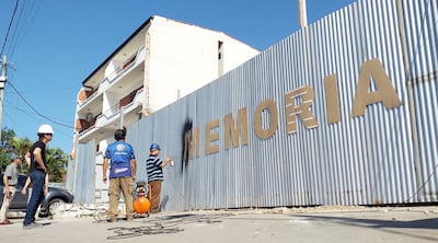 El arquitecto Francisco Tómboly dirigió ayer la preparación de un espacio para que familiares de víctimas escriban mensajes.
