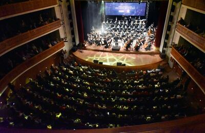 El público llenó el Teatro Municipal para el concierto que ofreció Luis Álvarez con la Orquesta Sinfónica Nacional y cantantes y músicos invitados. El programa incluyó varios clásicos del cine y la televisión.