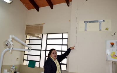 La directora del Centro de Salud de Ypané,  Dra. María Leticia Meza, muestra una de las rajaduras de la pared  del pabellón que fue clausurado por precaución.