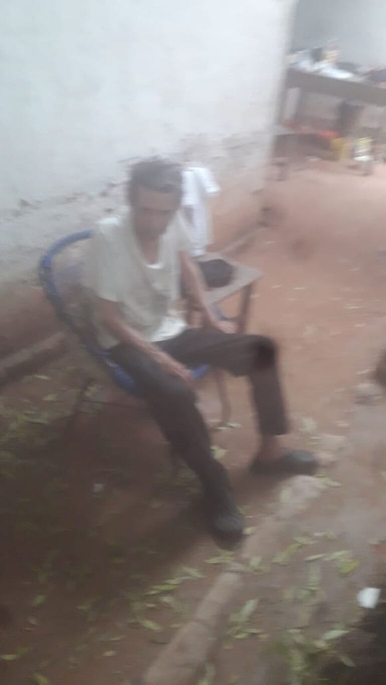 Según mencionan, el hombre está sumamente débil por la falta de alimentación adecuada y sobre todo de cuidados médicos.