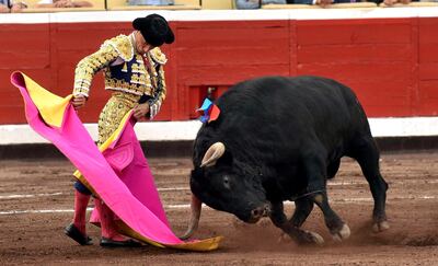 El diestro Diego Urdiales da un pase a su segundo toro, en el cuarto festejo de la Feria de la Semana Grande de Bilbao, donde comparte cartel con Enrique Ponce y Ginés Marín, con toros de Zalduendo.