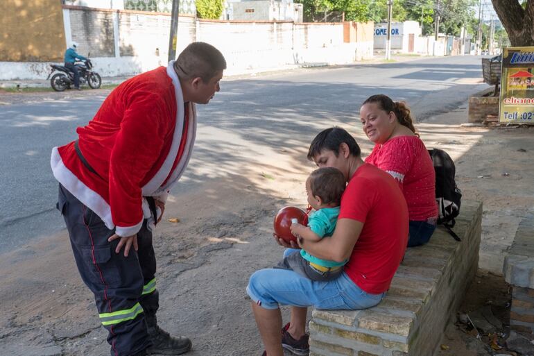 Bomberos de San Lorenzo llevaron juguetes a niños en los hospitales del área Central.