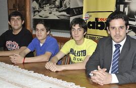 los-estudiantes-martin-pistilli-marcelo-elizeche-y-daniel-filizzola-con-el-coordinador-de-olimpiadas-de-omapa-daniel-trinidad--201546000000-612830.jpg