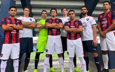 Futbolistas profesionales de Cerro Porteño, con las nuevas prendas, posando en La Nueva Olla.
