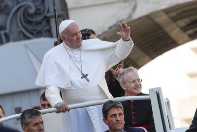El Papa Francisco en el papamóvil.
