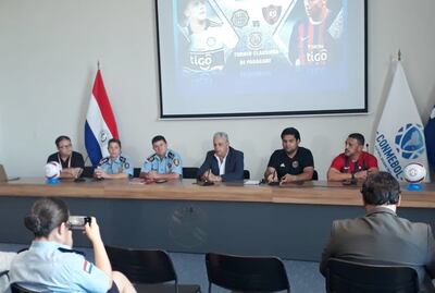 Representantes de la APF, de los encargados de la seguridad y de los clubes, en  rueda de prensa