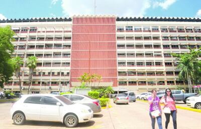 El Poder Ejecutivo anunció ayer la destitución del presidente del IPS y de sus dos representantes ante el Consejo de Administración del ente, en medio de denuncias por irregularidades.