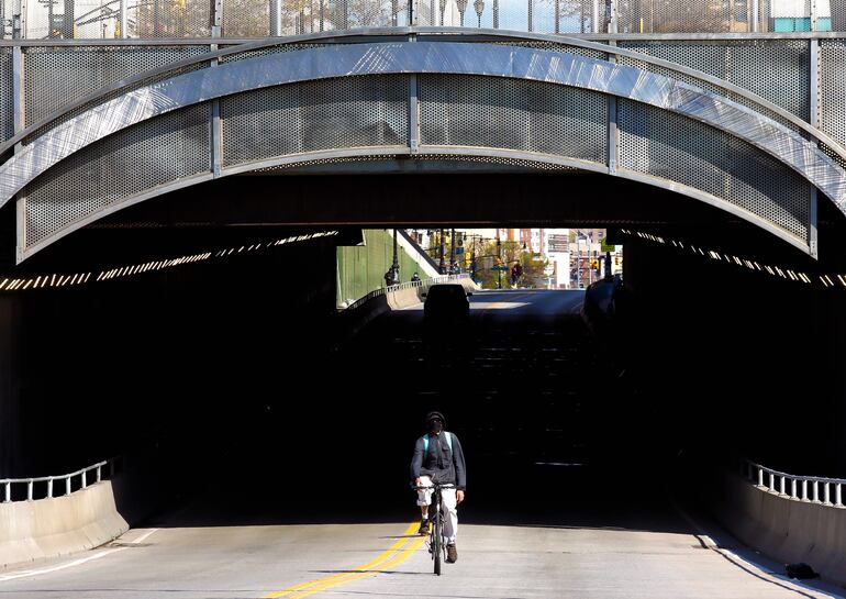 Un hombre se desplaza en bicicleta, en el Bronx, en Nueva York (EE.UU).