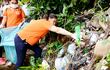 Voluntarios eliminan criaderos de mosquitos en un baldío de Mariano R. Alonso. Salud pide no bajar la guardia contra el dengue.