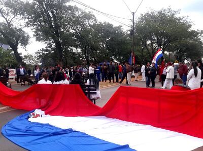 Huelguistas del Hospital de Clínicas ayer  cerraron totalmente la Avenida Mcal. López. Hoy irán hasta  Hacienda.