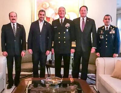 Mario Abdo Benítez y el almirante Craig S. Faller (c), jefe del Comando Sur de los EE.UU., ayer en Mburuvicha Róga.